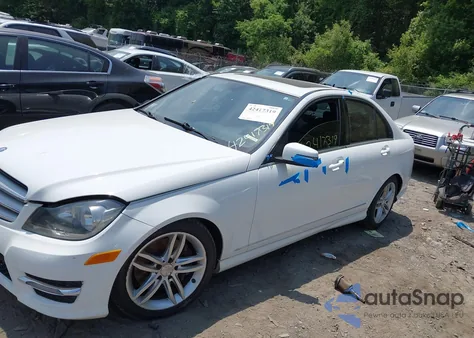 2013 Mercedes-Benz C 300 Luxury 4Matic/Sport 4Matic z USA, uszkodzony, nr VIN WDDGF8AB0DR245383